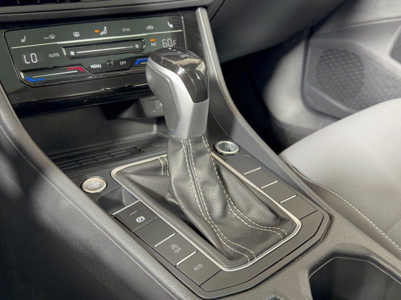 Used 2025 Volkswagen Jetta SE FWD image 21
