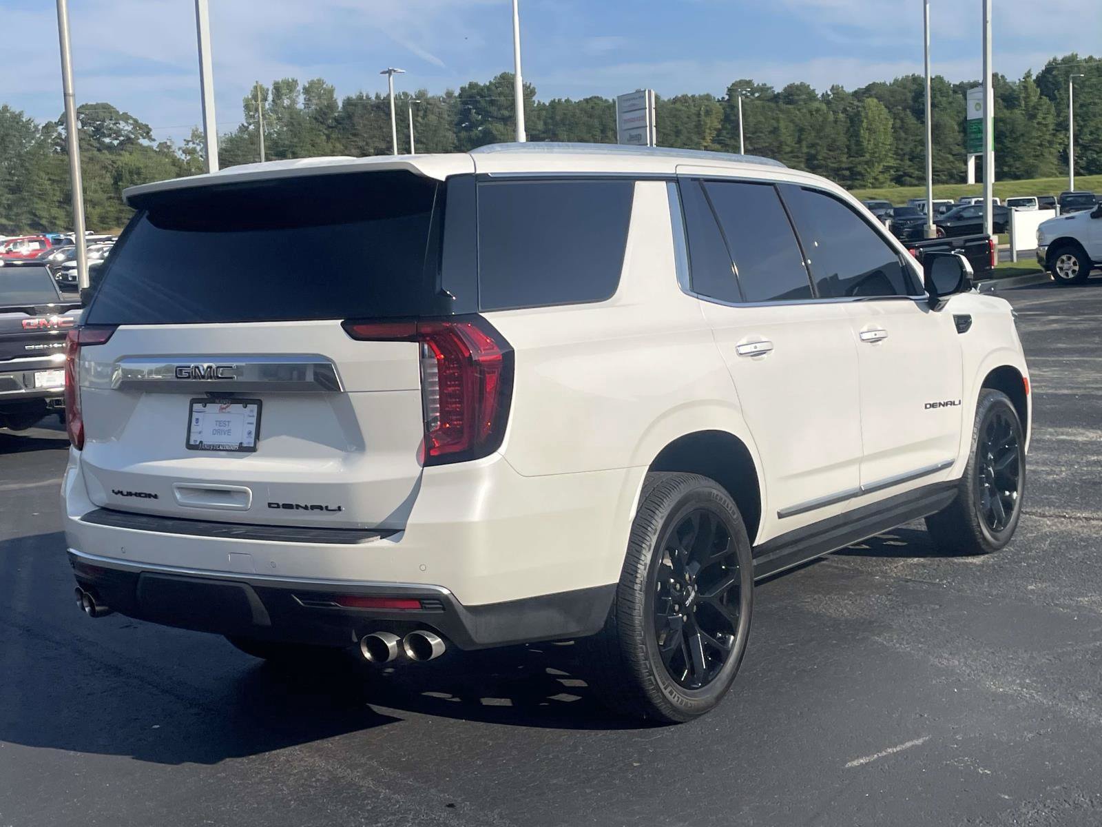 Used 2021 GMC Yukon Denali w/ Denali Premium Package RWD image 3