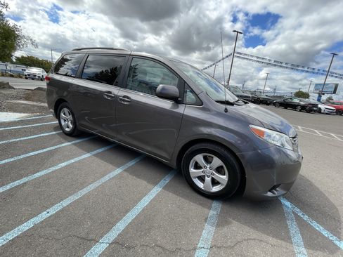 Used 2013 Toyota Sienna LE w/ Towing Pkg FWD image 7