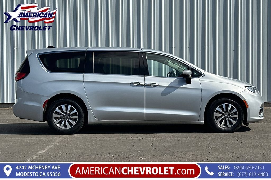 Used 2023 Chrysler Pacifica Touring-L FWD image 3