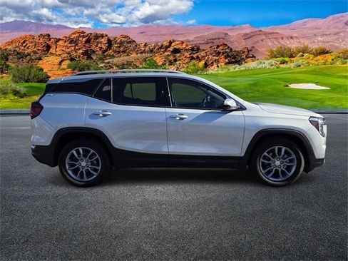 Used 2022 GMC Terrain SLT image 3