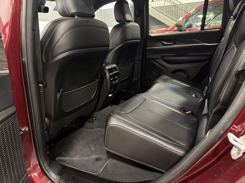 Used 2025 Jeep Grand Cherokee Limited image 16