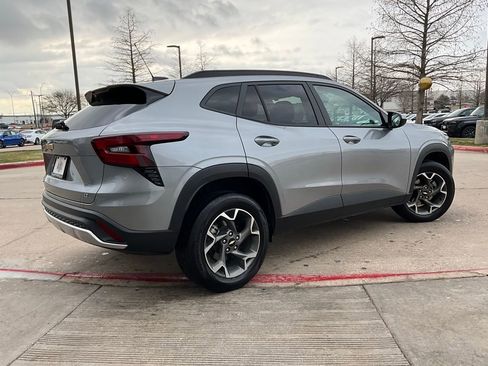 Used 2025 Chevrolet Trax LT image 6