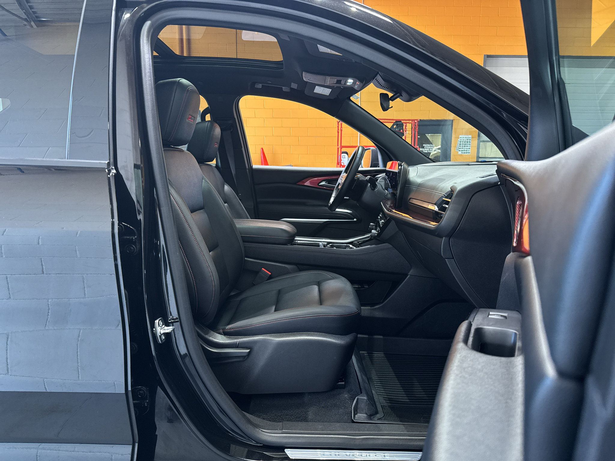 Used 2025 Chevrolet Traverse Z71 w/ LPO, Floor Liner Package AWD/4WD image 19