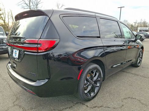New 2026 Chrysler Pacifica Limited w/ S Appearance Package image 3
