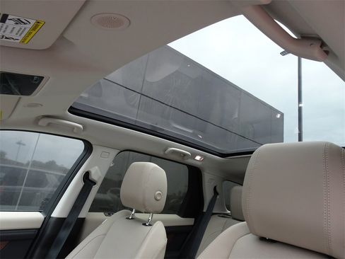 Used 2024 Land Rover Discovery Sport S image 9