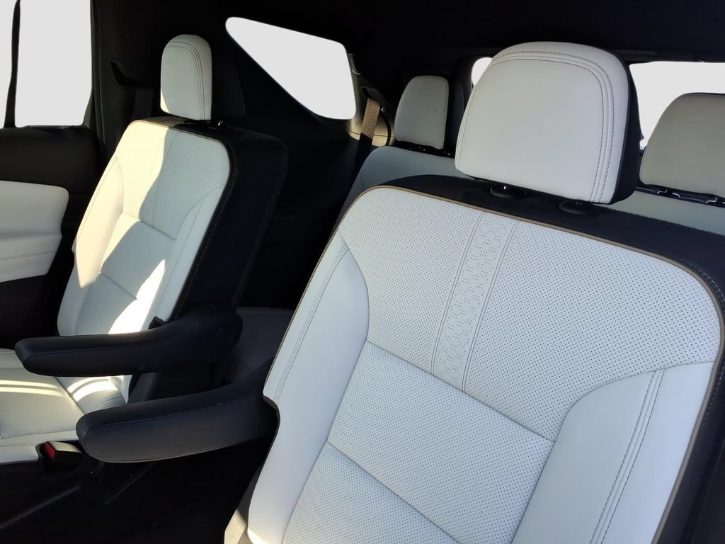 Used 2025 Chevrolet Traverse High Country w/ LPO, Floor Liner Package AWD/4WD image 16