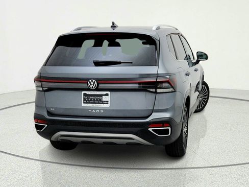 Used 2025 Volkswagen Taos SE FWD image 10