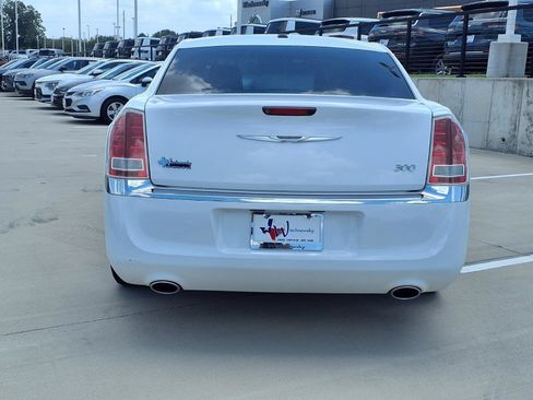 Used 2014 Chrysler 300 RWD image 7