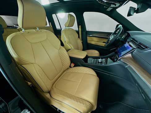 Used 2025 Jeep Grand Cherokee Summit w/ Luxury Tech Group V image 32