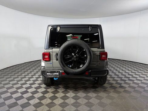 Used 2022 Jeep Wrangler Unlimited Sahara AWD/4WD image 9