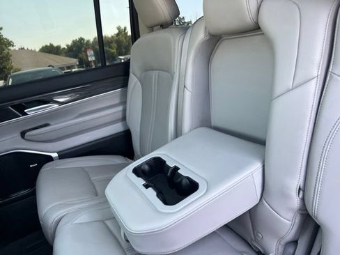 Used 2022 Jeep Wagoneer Series III w/ Premium Group I AWD/4WD image 22