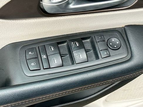 Used 2017 Chrysler Pacifica Touring-L FWD image 18