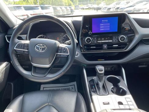 Used 2023 Toyota Highlander XLE FWD image 2