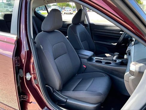 Used 2025 Nissan Altima 2.5 SV FWD image 9