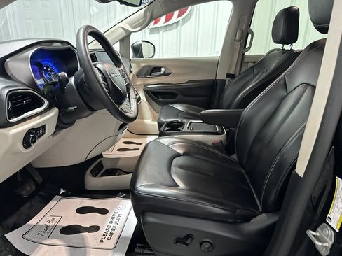 Used 2023 Chrysler Pacifica Touring-L FWD image 14
