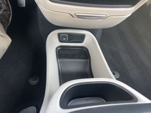 Used 2024 Chrysler Pacifica Touring-L image 54