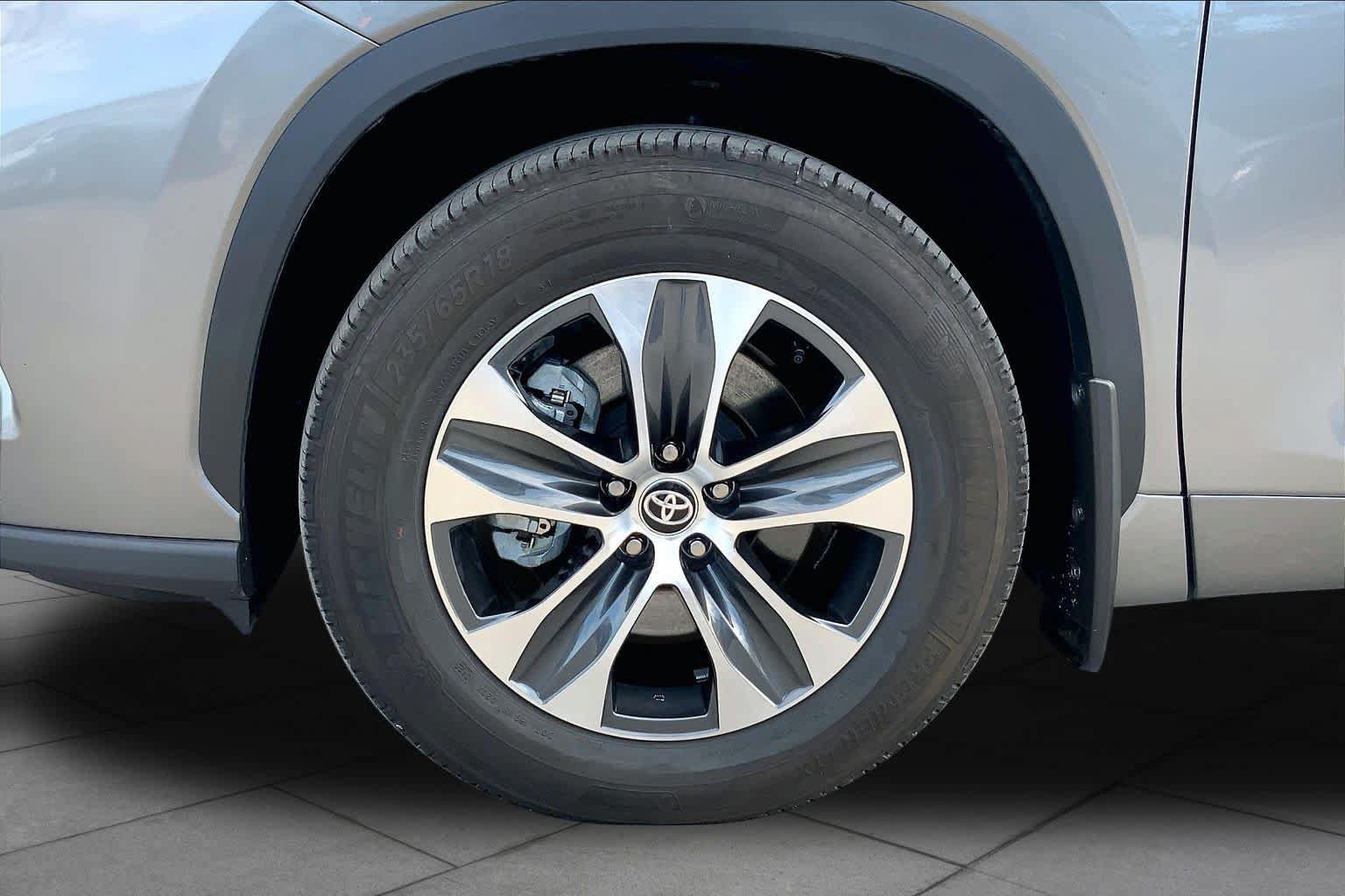 Used 2026 Toyota Highlander XLE AWD/4WD image 10