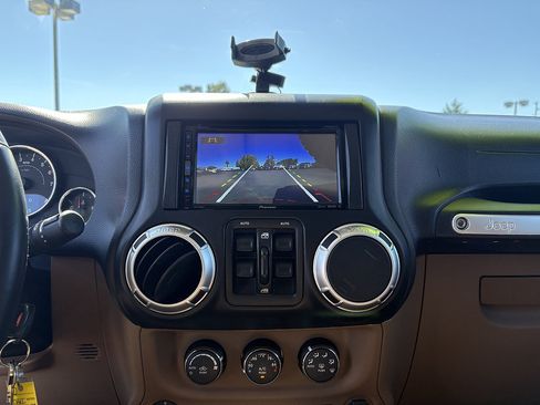 Used 2011 Jeep Wrangler Unlimited Sahara w/ Connectivity Group AWD/4WD image 27