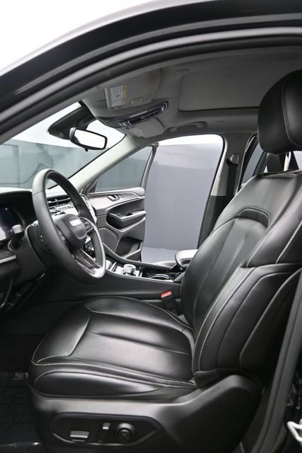 Used 2023 Jeep Grand Cherokee Limited w/ Black Appearance Package AWD/4WD image 10