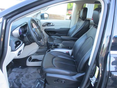 Used 2023 Chrysler Pacifica Touring-L FWD image 16