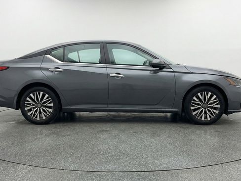 Used 2025 Nissan Altima 2.5 SV FWD image 11