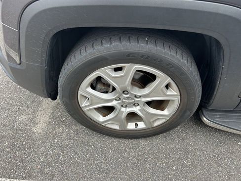 Used 2018 Jeep Renegade Limited w/ UConnect 8.4 Nav Group FWD image 10