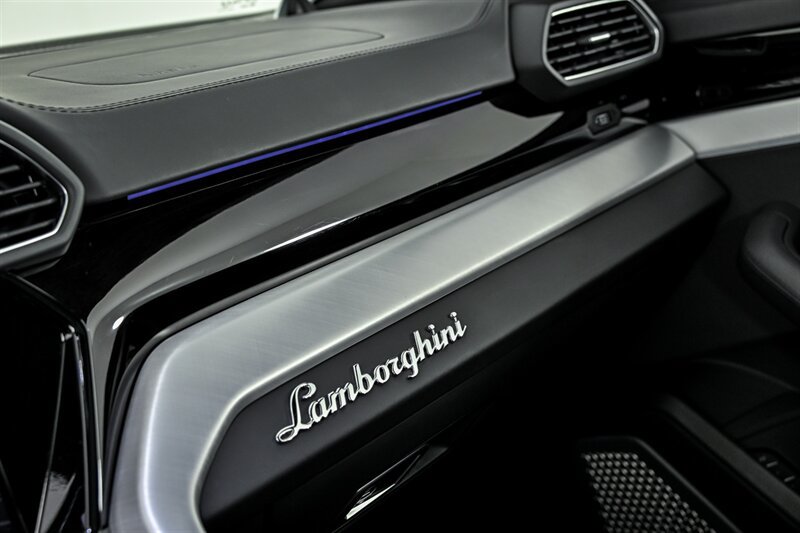 Used 2021 Lamborghini Urus AWD/4WD image 35