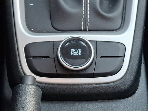 Used 2023 Hyundai Venue SEL image 24