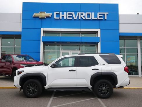 Used 2025 Toyota 4Runner SR5 AWD/4WD image 2