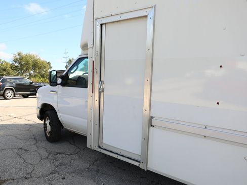 Used 2016 Ford E-350 and Econoline 350 Super Duty image 9