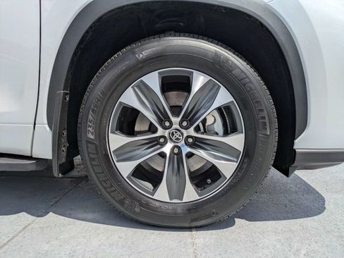 Used 2025 Toyota Highlander XLE FWD image 10
