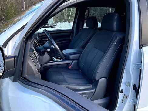 Used 2019 Nissan Titan SV w/ SV Convenience Package image 8