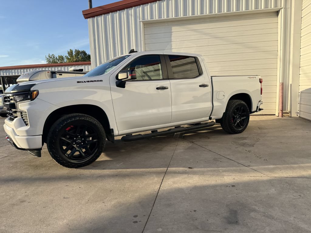 Used 2023 Chevrolet Silverado 1500 RST w/ Redline Edition AWD/4WD image 9