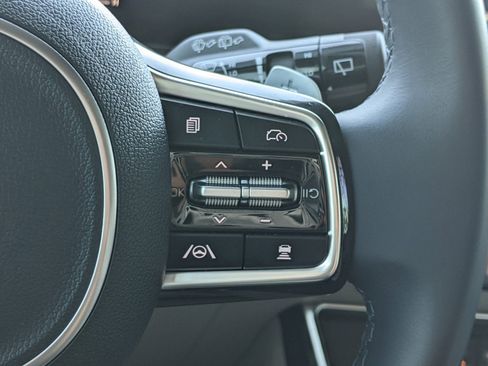 Certified 2025 Kia Carnival EX image 22