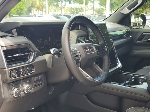 Used 2025 GMC Yukon Elevation w/ Elevation Premium Package AWD/4WD image 11