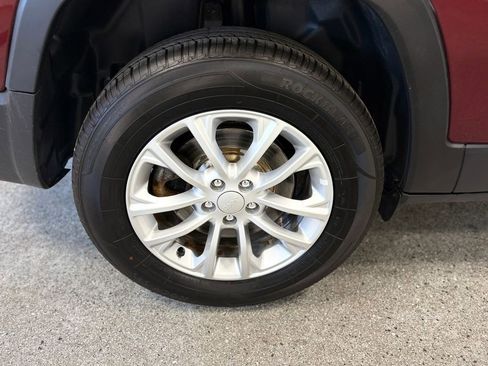 Used 2019 Jeep Cherokee Latitude AWD/4WD image 24