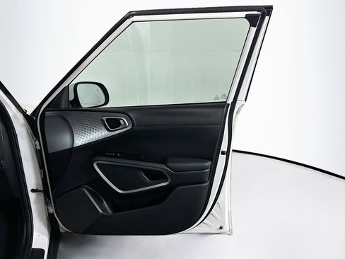 Used 2025 Kia Soul LX w/ LX Technology Package FWD image 30