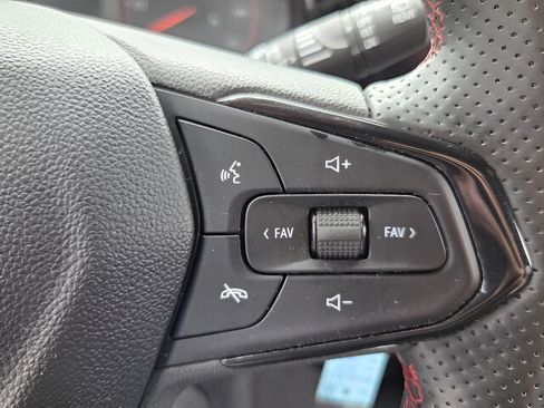Certified 2024 Chevrolet Trax RS w/ Sunroof Package FWD image 25
