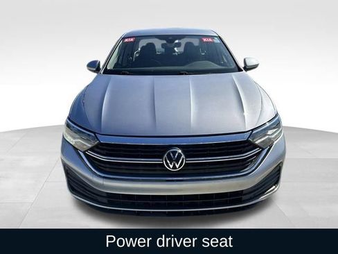 Used 2022 Volkswagen Jetta SE image 3