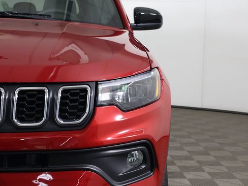 Used 2025 Jeep Compass Latitude AWD/4WD image 12