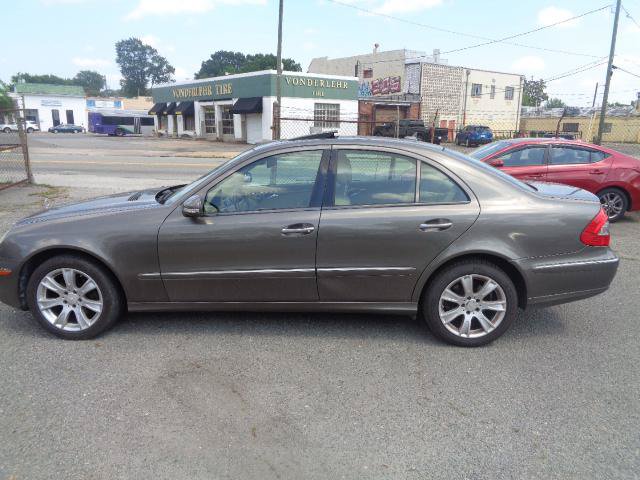 Used 2009 Mercedes-Benz E 350 4MATIC Sedan image 10