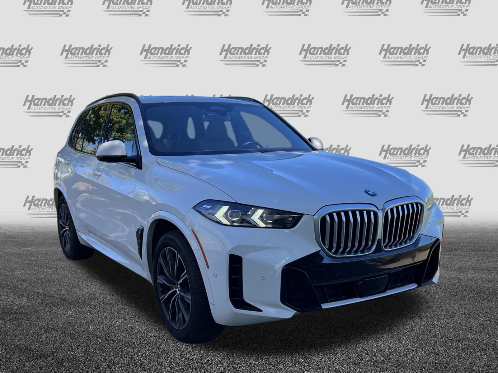 Used 2024 BMW X5 xDrive40i w/ M Sport Package AWD/4WD image 2