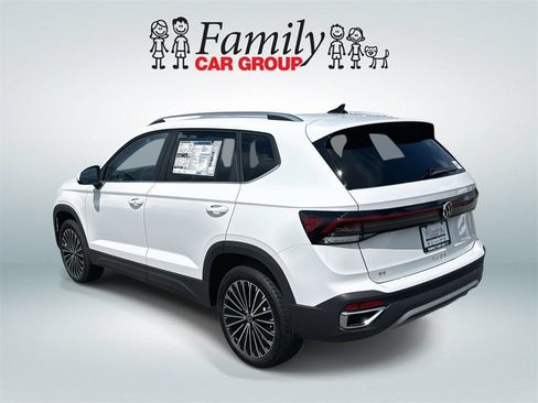 Used 2025 Volkswagen Taos SE FWD image 4