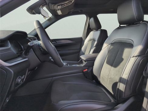 New 2025 Jeep Grand Cherokee Altitude image 17