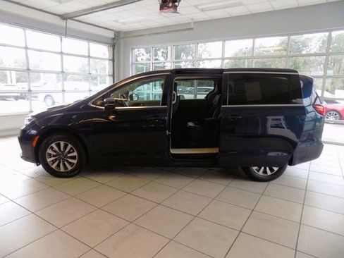 Used 2023 Chrysler Pacifica Touring-L FWD image 5