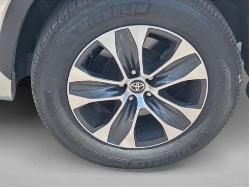 Used 2021 Toyota Highlander XLE AWD/4WD image 16