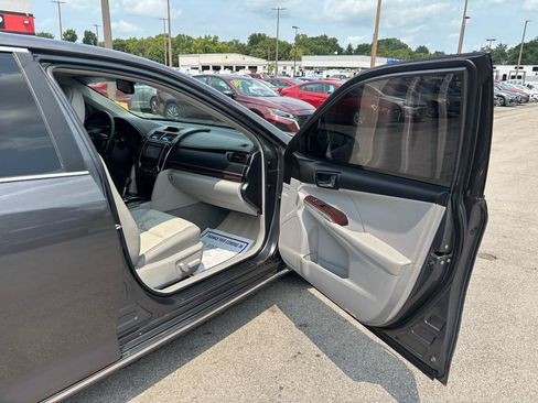 Used 2012 Toyota Camry XLE w/ Leather Pkg FWD image 9