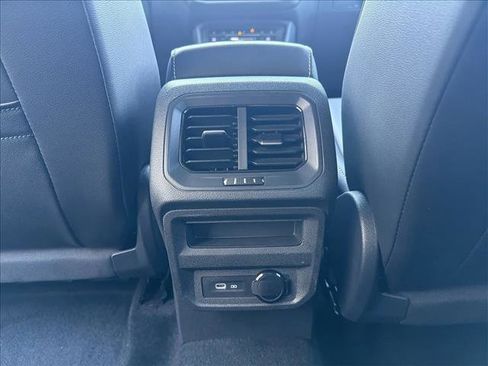 Used 2024 Volkswagen Tiguan SE image 23