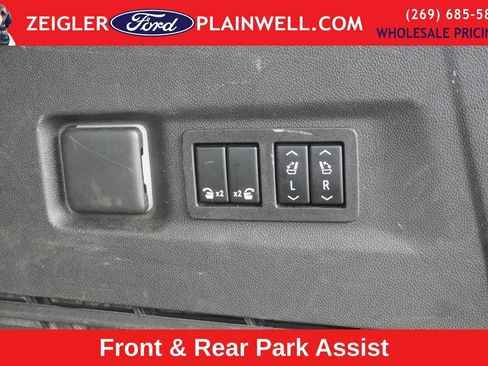 Used 2023 GMC Yukon XL SLT w/ SLT Premium Package image 18